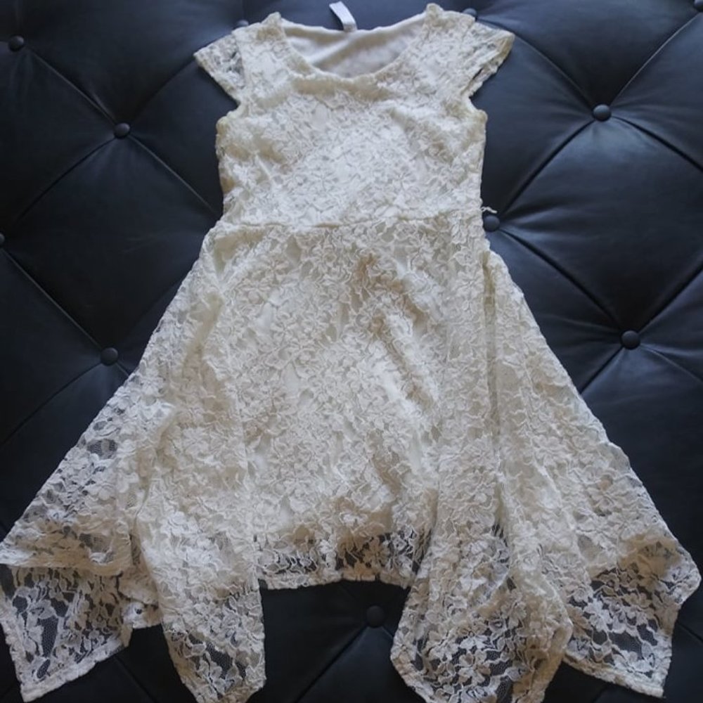 Cream/White Lace Dress. Floral Lace Pattern.